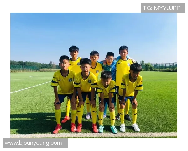 从绿茵场到生活角落足球明星的真实与卑微日常揭秘